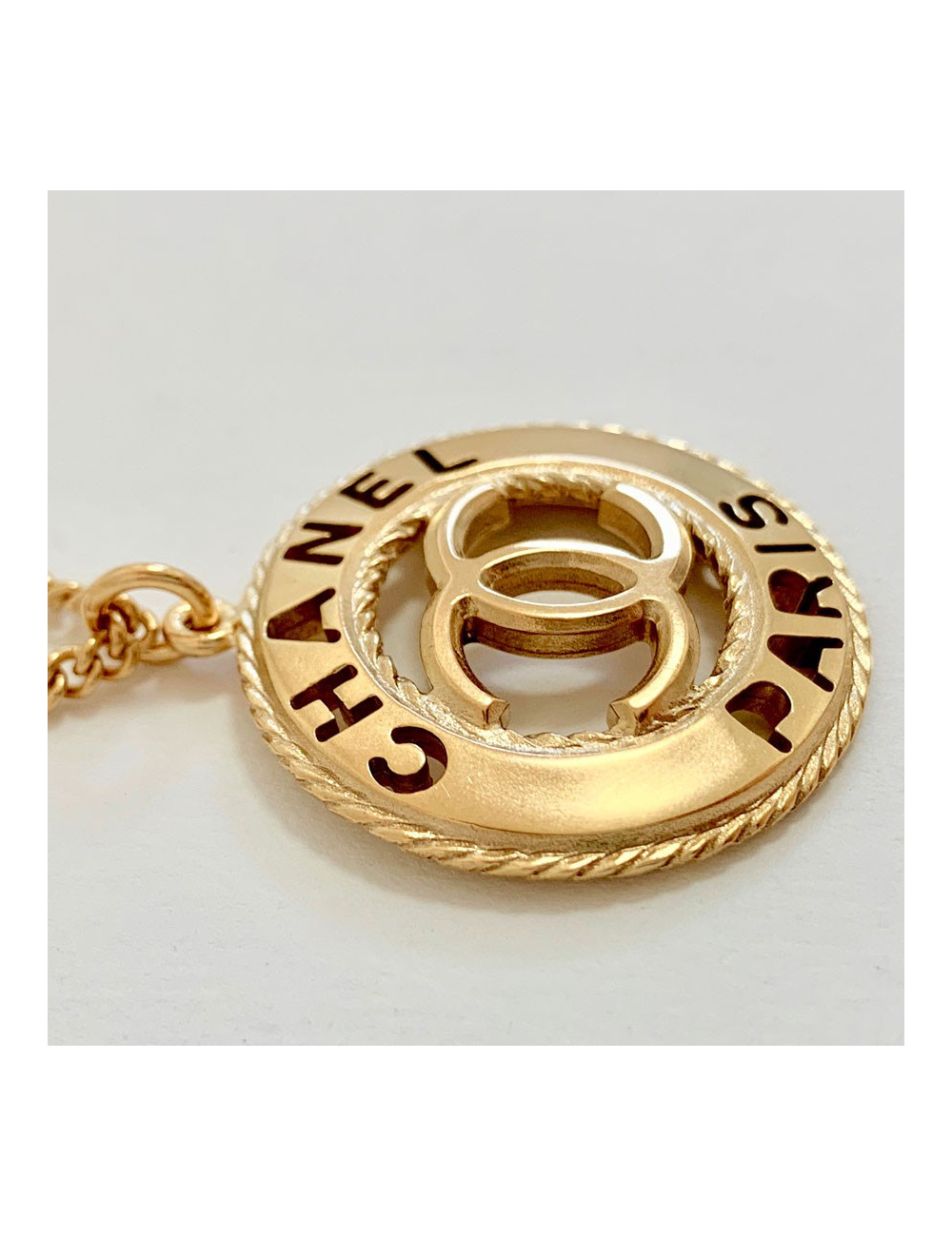 Collier CHANEL pendentif CC CHANEL PARIS