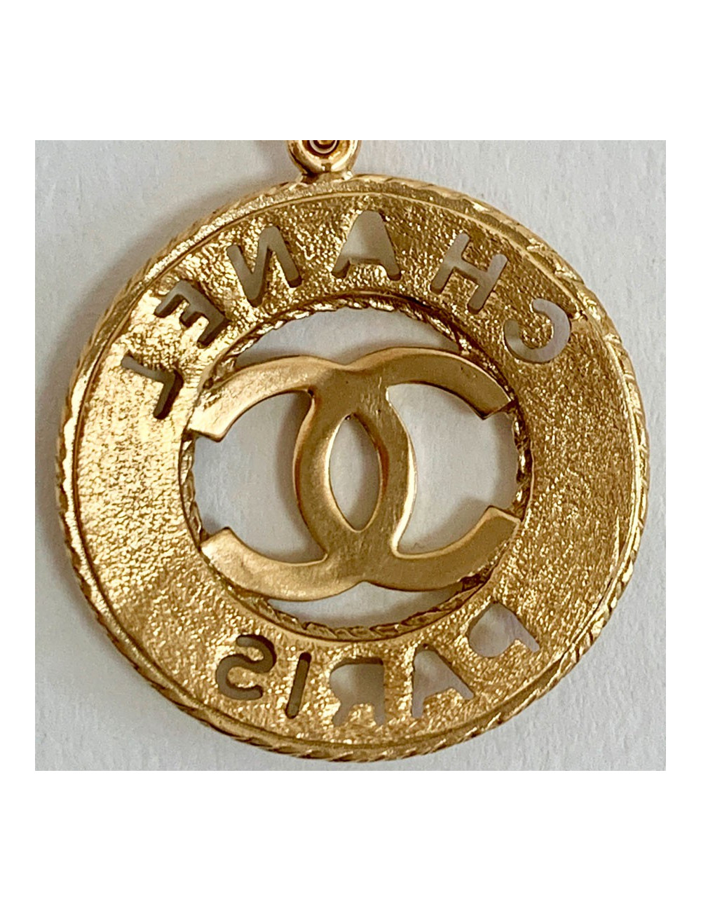 Collier pendentif CHANEL PARIS CC doré 