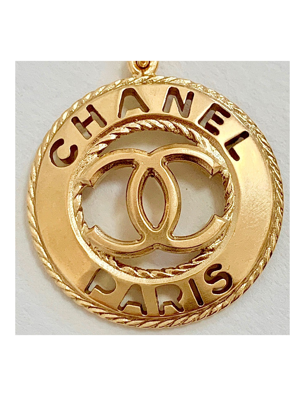 Collier pendentif CHANEL PARIS CC doré 