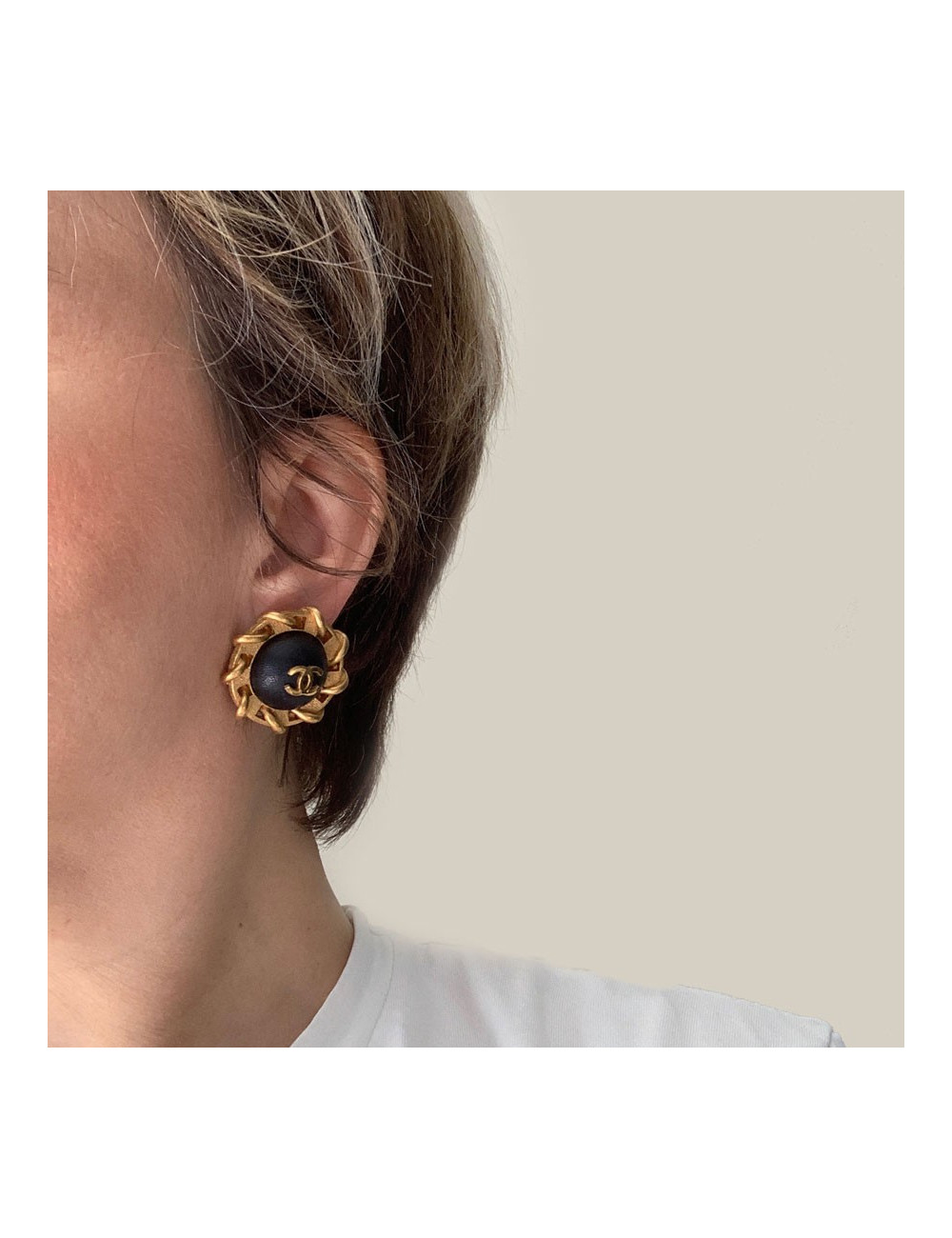 Clips CHANEL ronds cuir noir vintage