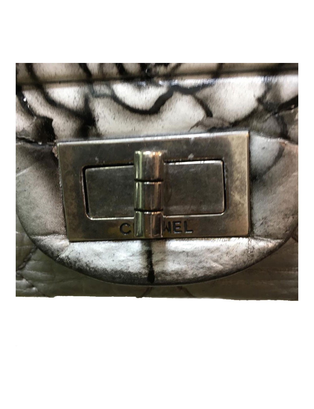 Sac 2.55 CHANEL "Black tears of camélias" cuir matelassé gris métalissé 