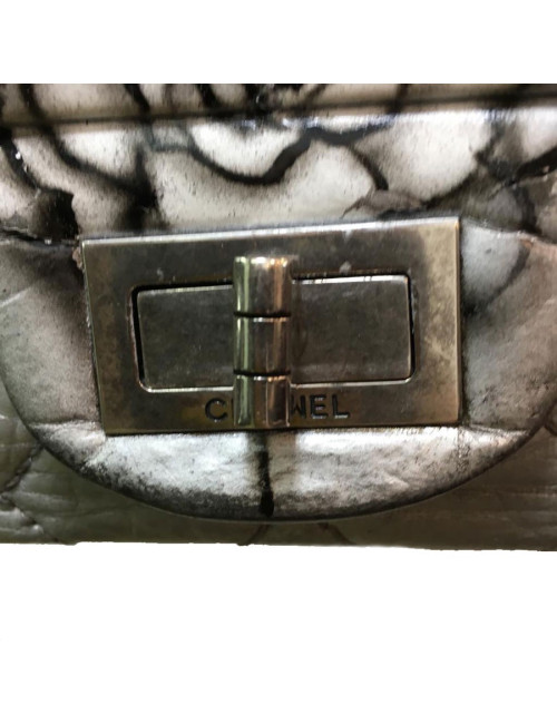 Sac 2.55 CHANEL "Black tears of camélias" cuir matelassé gris métalissé 
