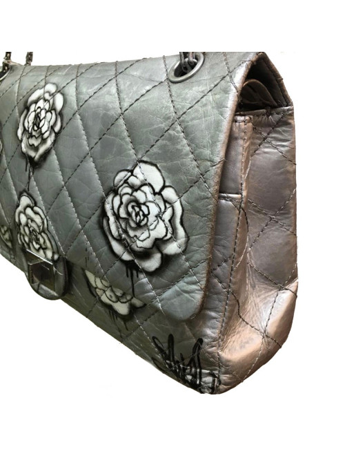Sac 2.55 CHANEL "Black tears of camélias" cuir matelassé gris métalissé 