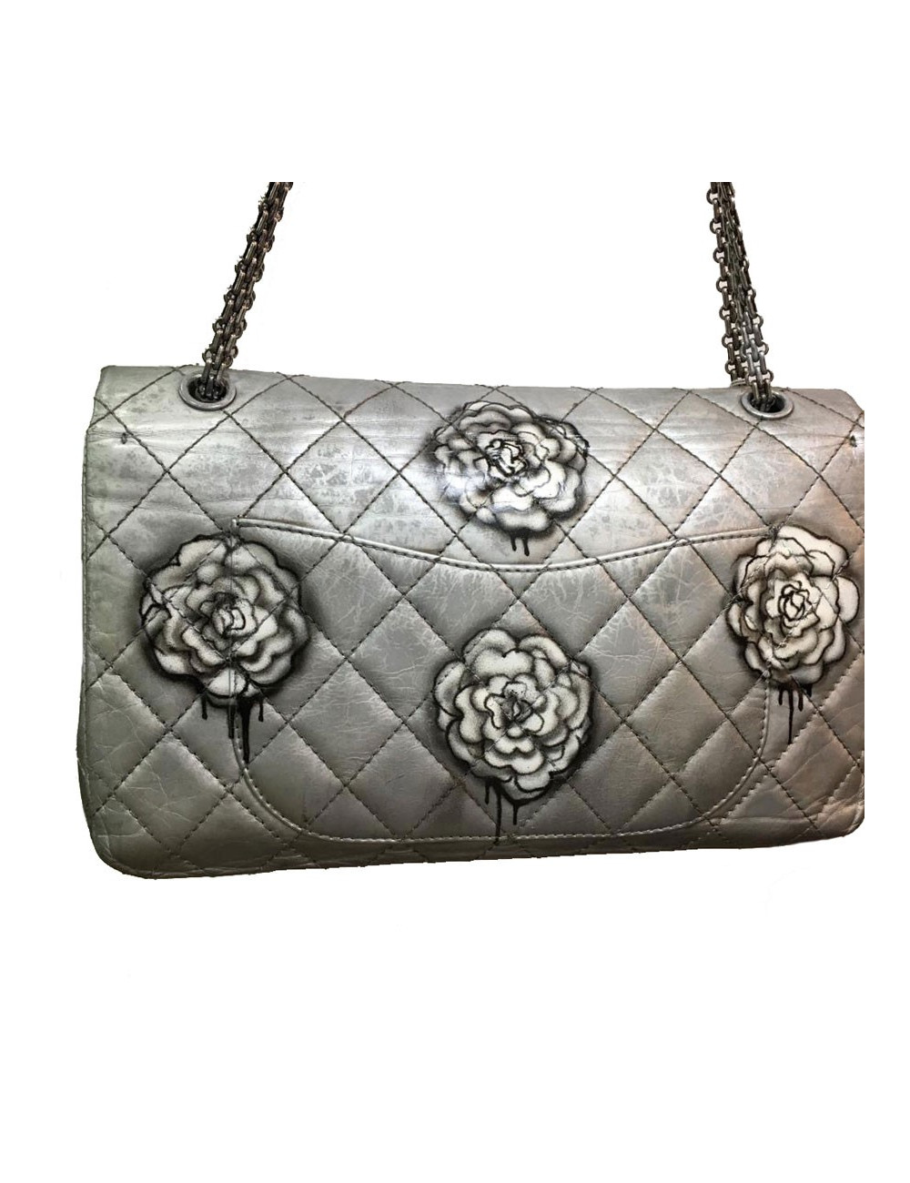 Sac 2.55 CHANEL "Black tears of camélias" cuir matelassé gris métalissé 