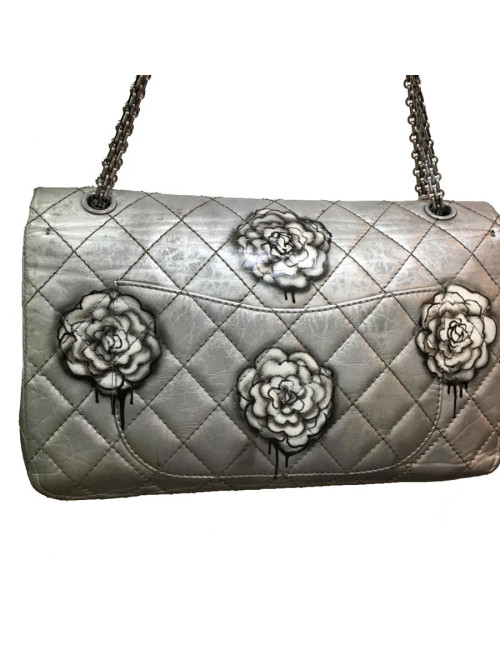 Sac 2.55 CHANEL "Black tears of camélias" cuir matelassé gris métalissé 