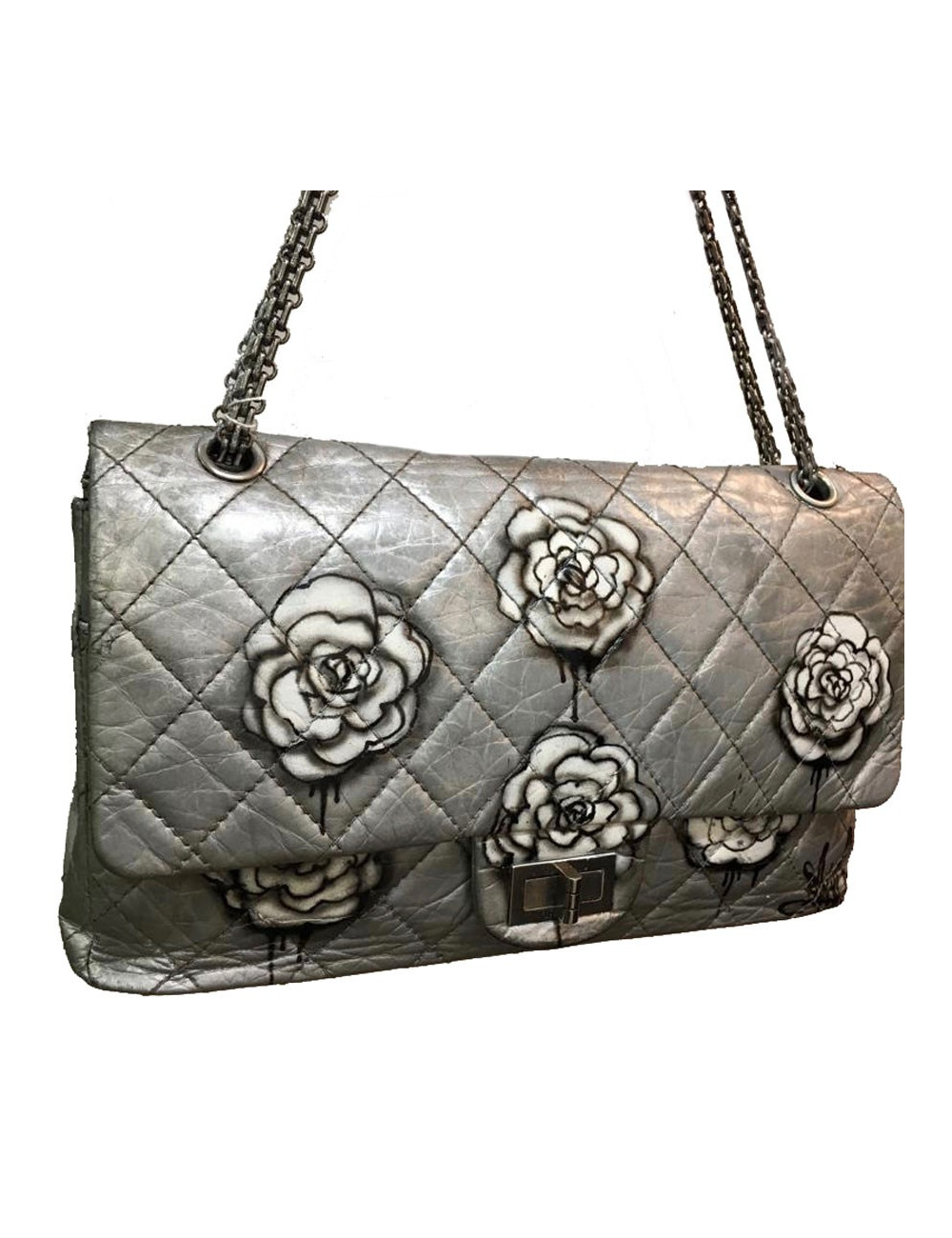 Sac 2.55 CHANEL "Black tears of camélias" cuir matelassé gris métalissé 