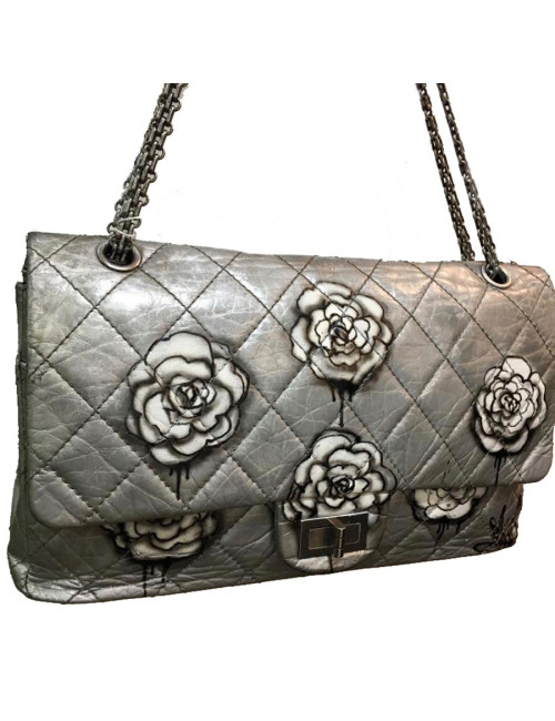 Sac 2.55 CHANEL "Black tears of camélias" cuir matelassé gris métalissé 
