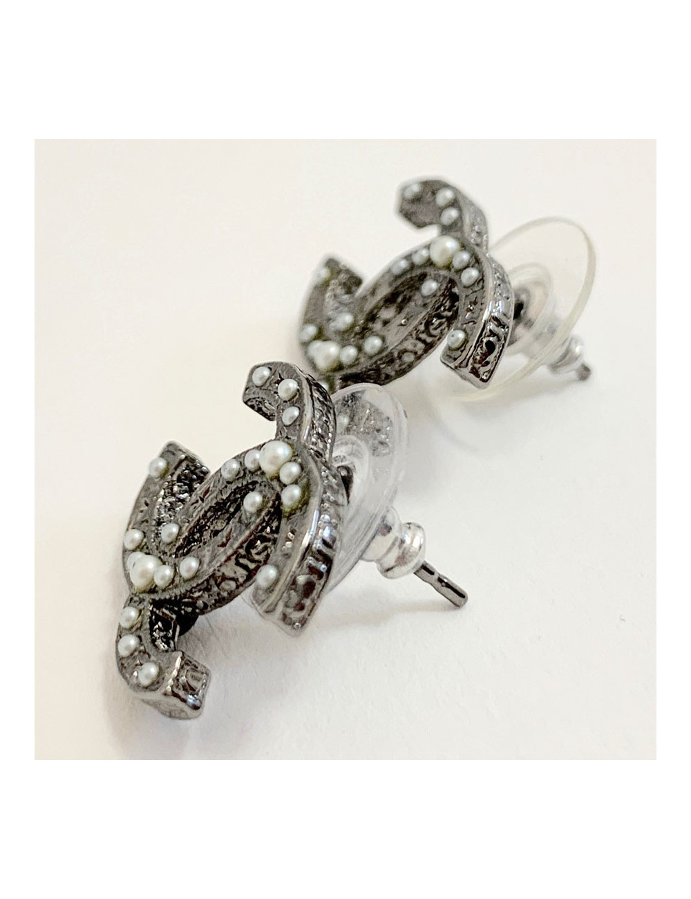 Boucles d'oreille CHANEL perles nacrées