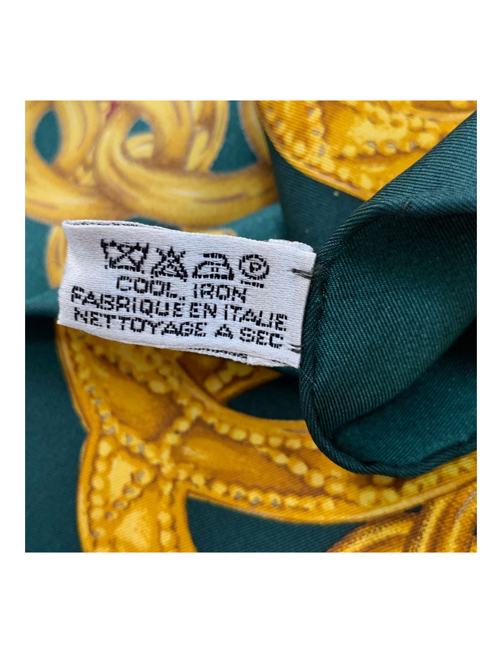 Carré CHANEL imprimé chaînes dorées en soie vert foncé 