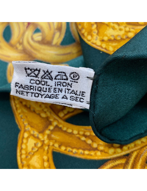 Carré CHANEL soie  vert et imprimés chaînes dorées
