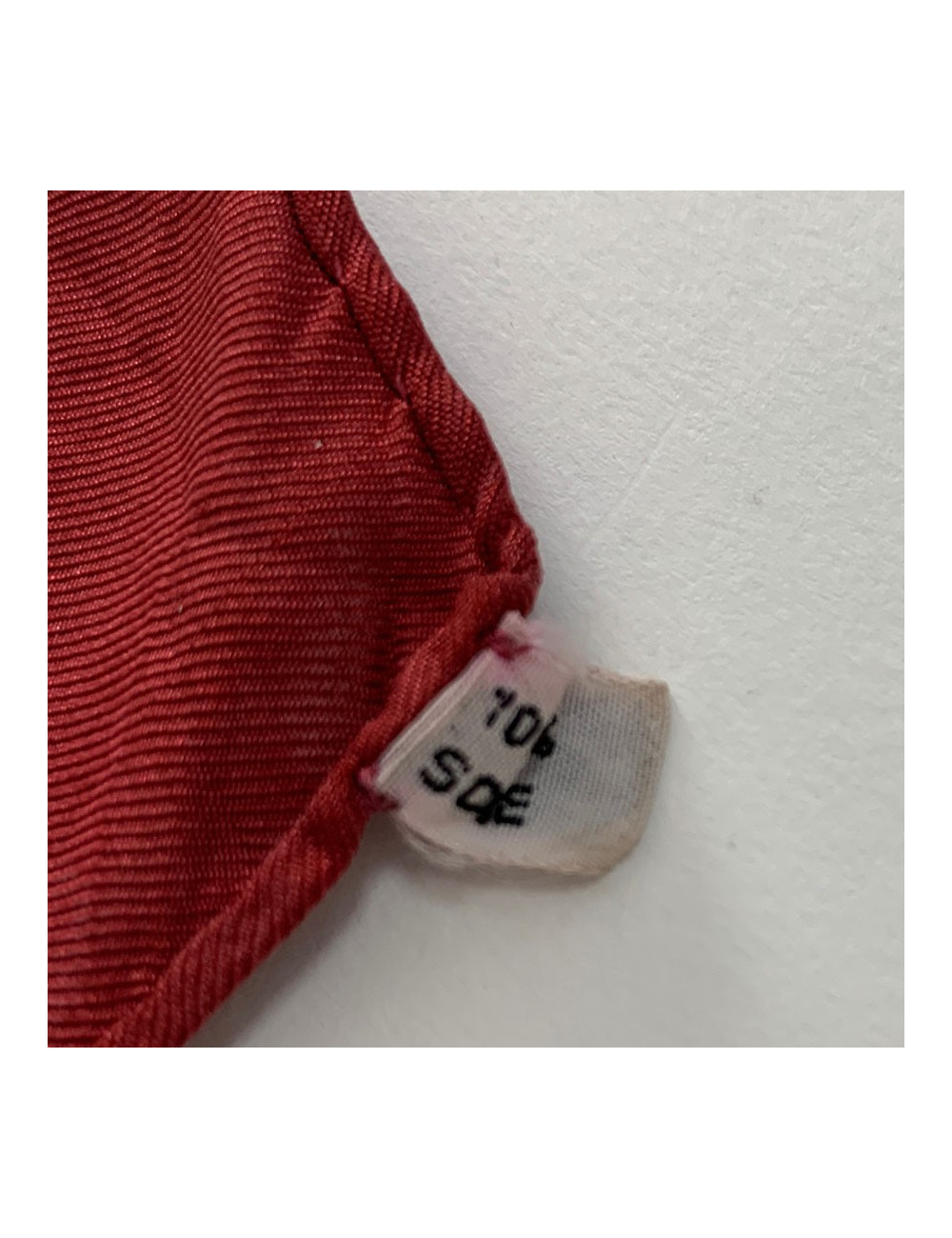 Carré HERMES 'Selles à Housse' en soie rouge vintage