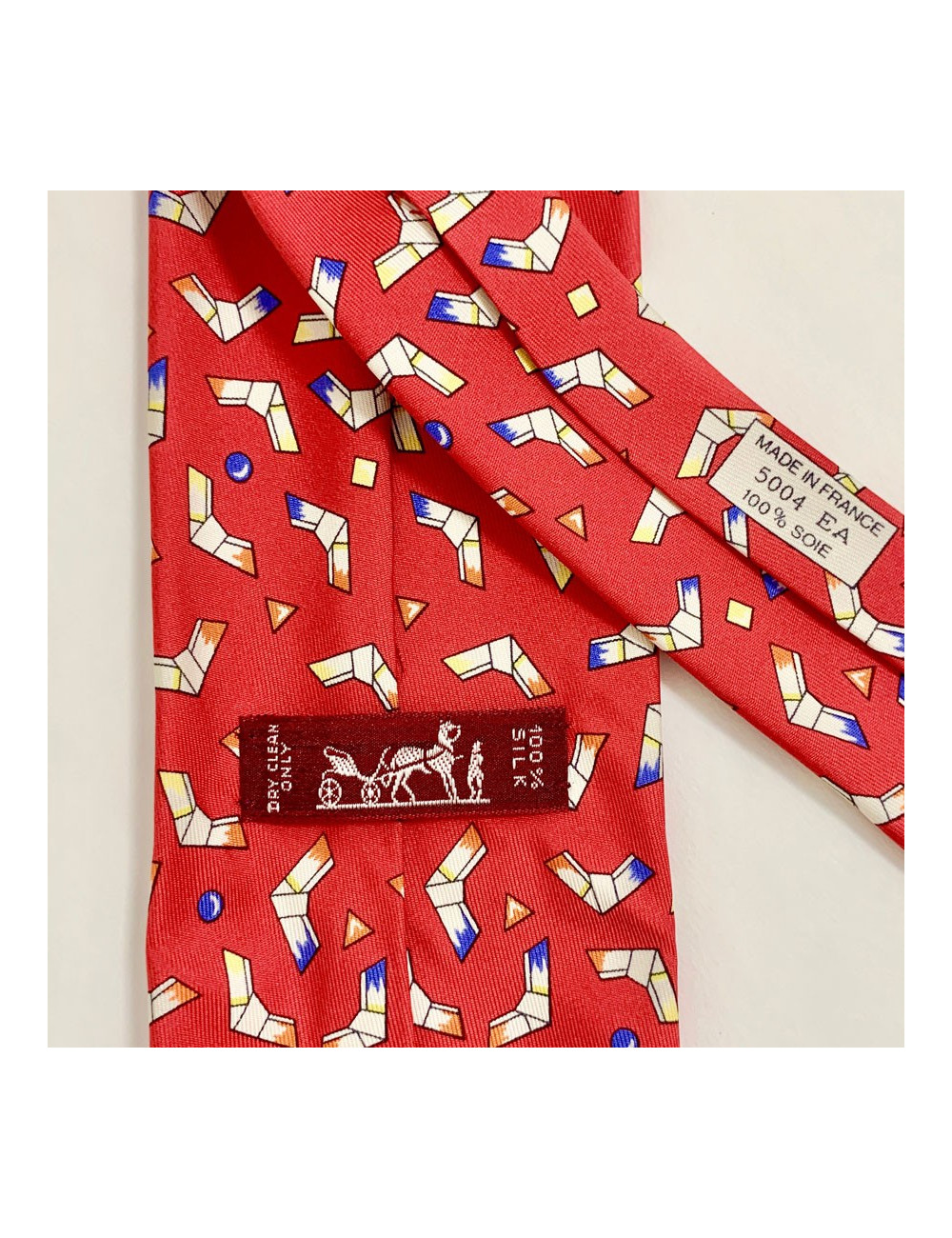 Cravate rouge HERMES motif géométrique en soie vintage