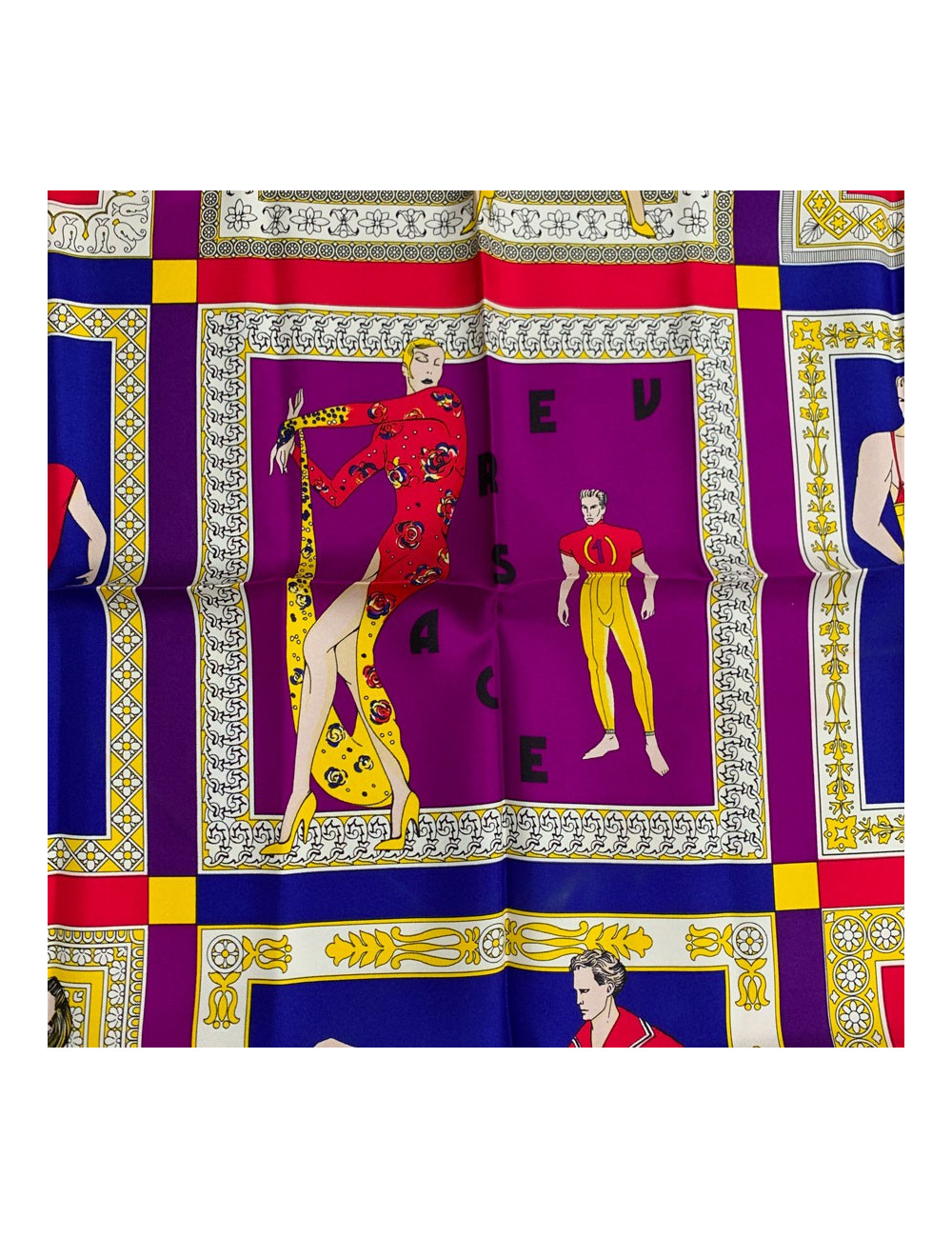 Carré VERSACE multicolore en soie