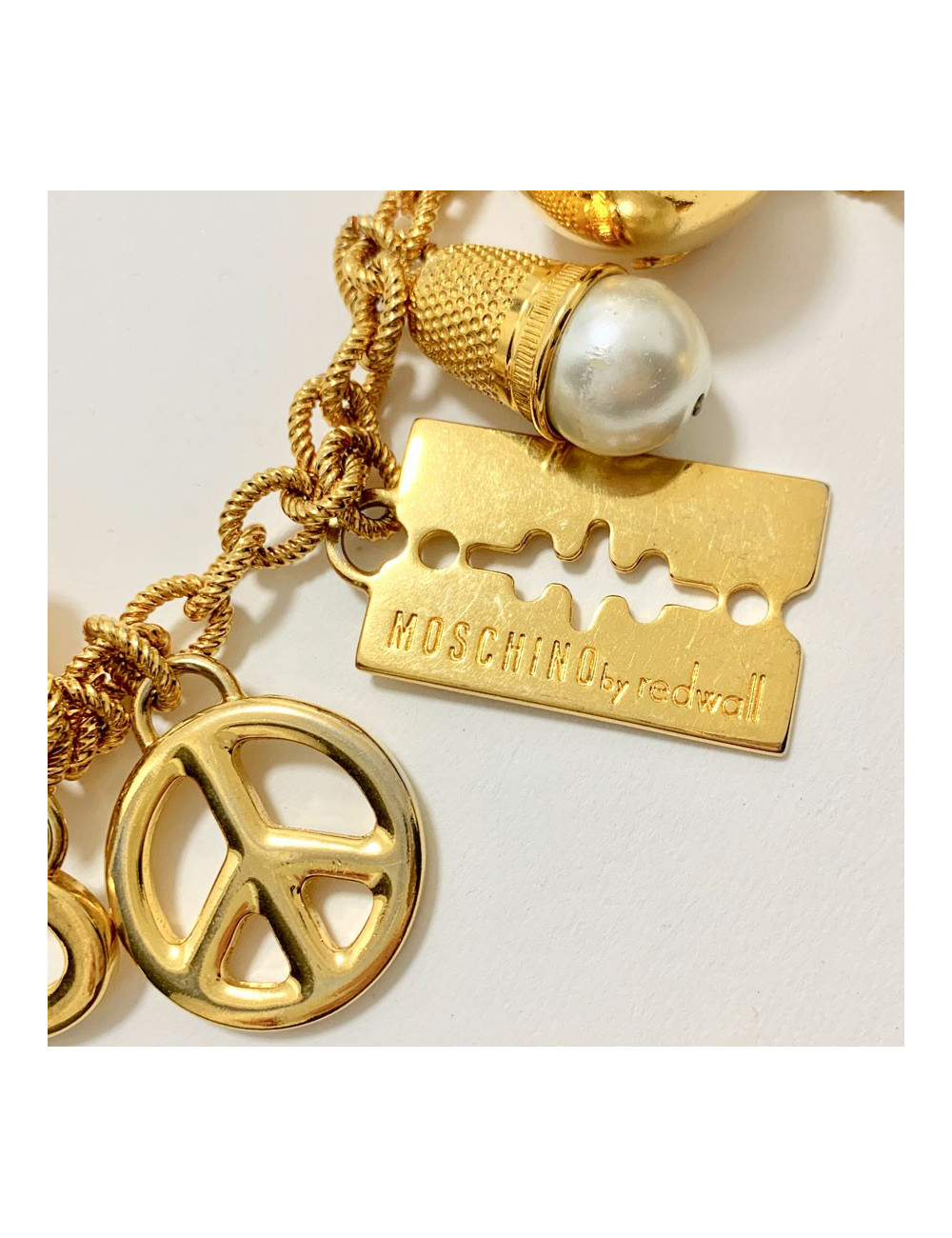 Collier ceinture MOSCHINO by Redwall chaine dorée et charms