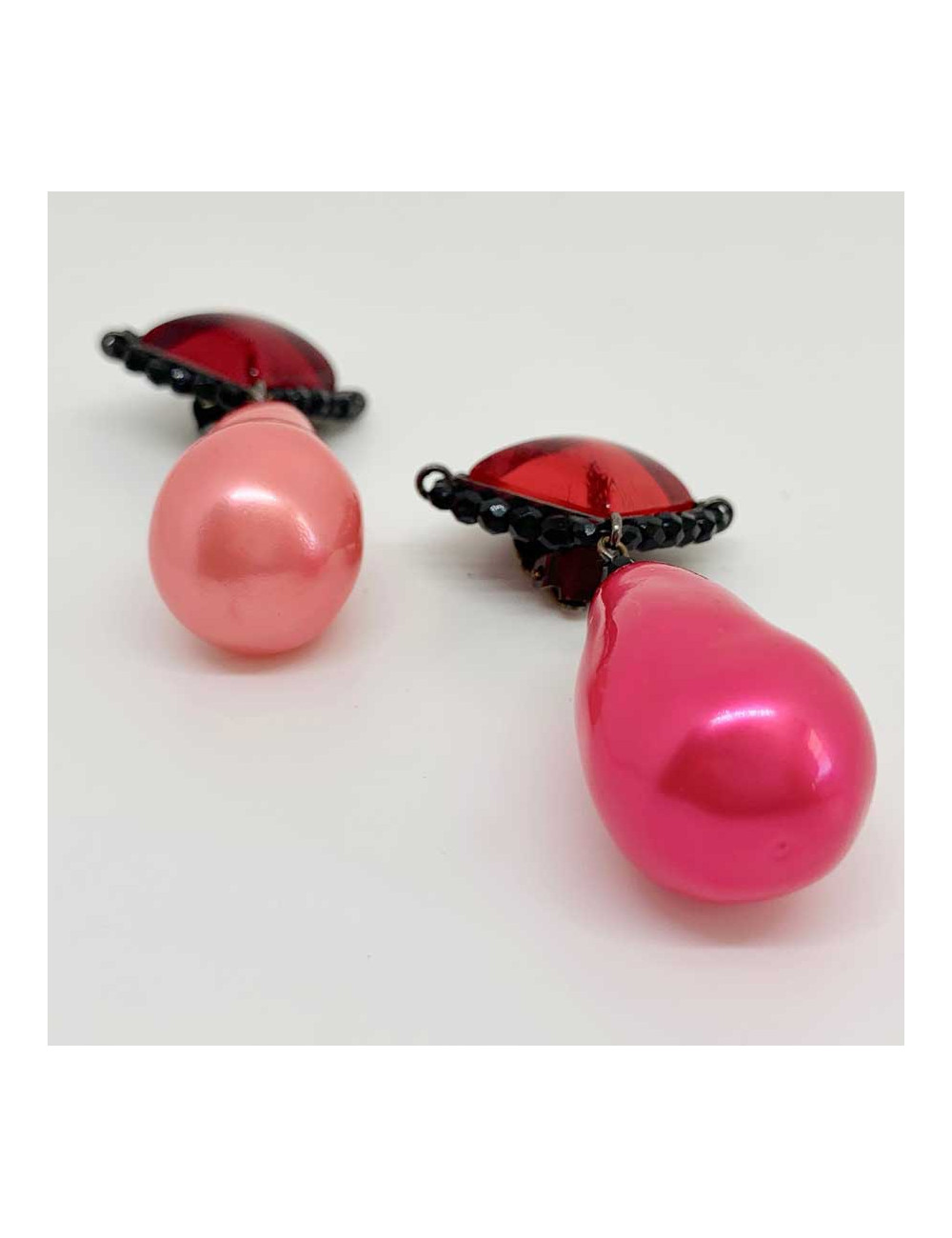 Boucles d'oreille perle rose non signés