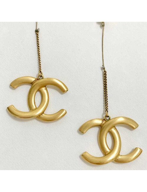 Boucles d'oreille CHANEL CC pendant couleur or mat