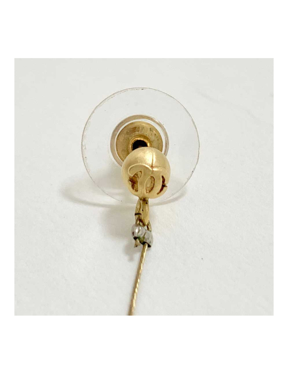 Boucles d'oreille CHANEL CC pendant couleur or mat