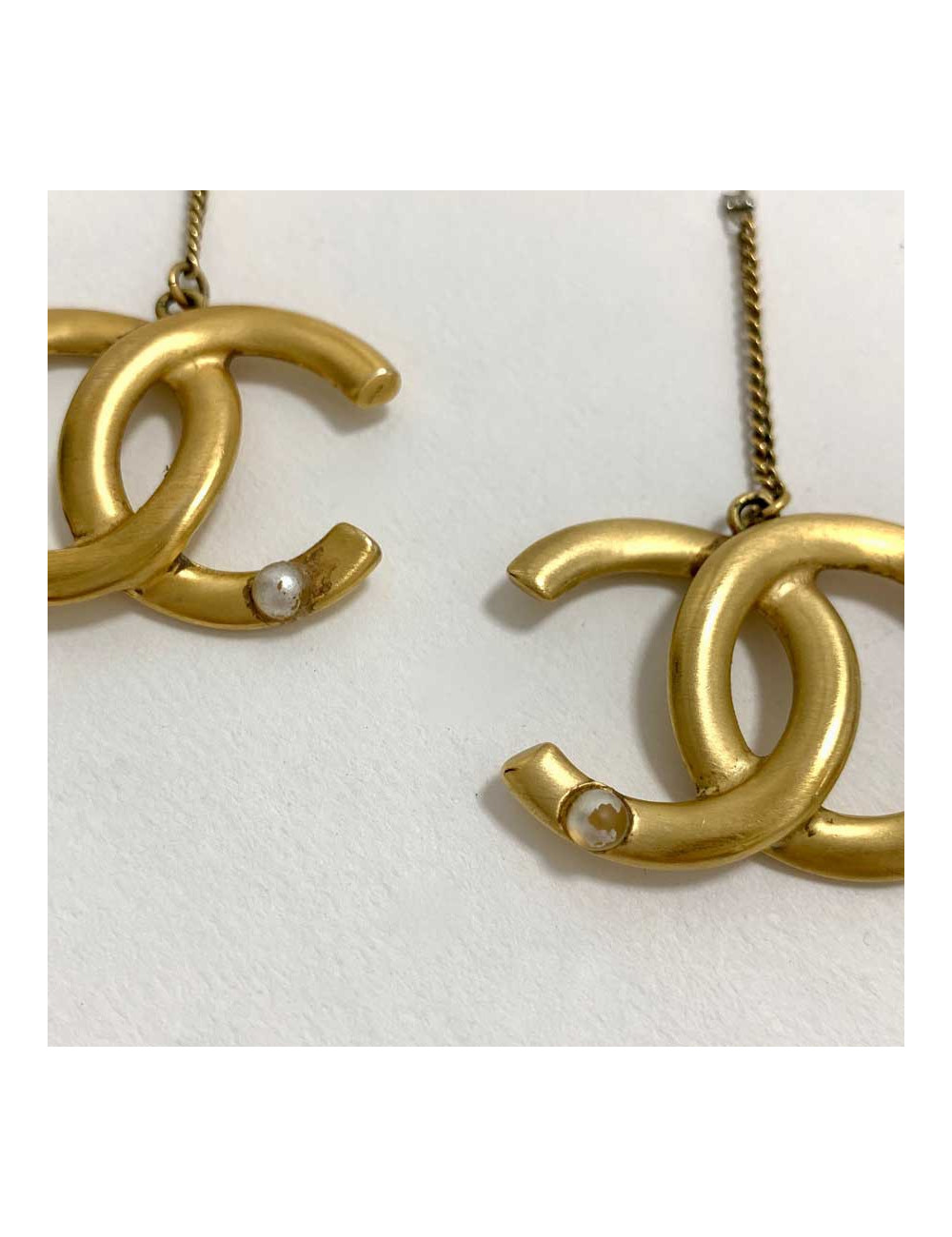 Boucles d'oreille CHANEL CC pendant couleur or mat