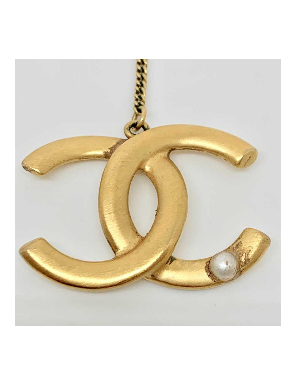 Boucles d'oreille CHANEL CC pendant couleur or mat