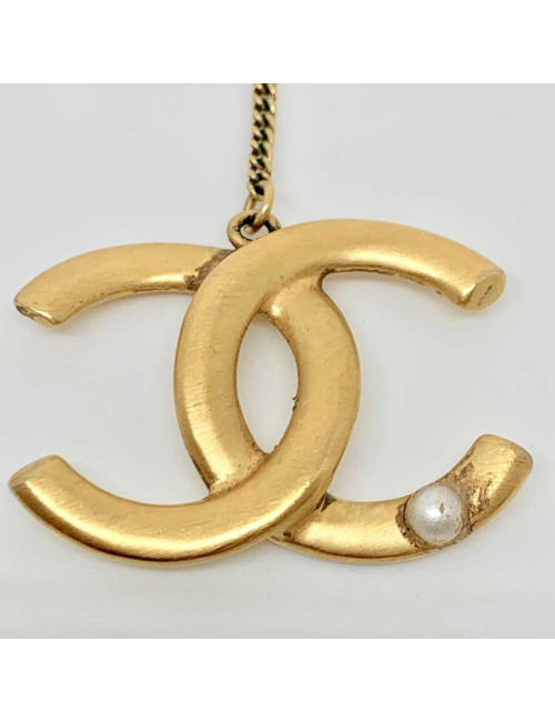 Boucles d'oreille CHANEL CC pendant couleur or mat