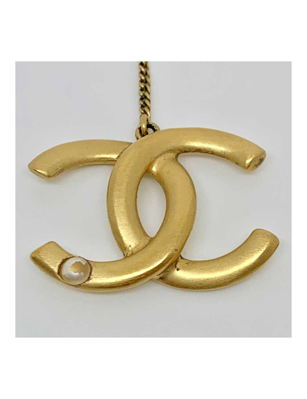 Boucles d'oreille CHANEL CC pendant couleur or mat
