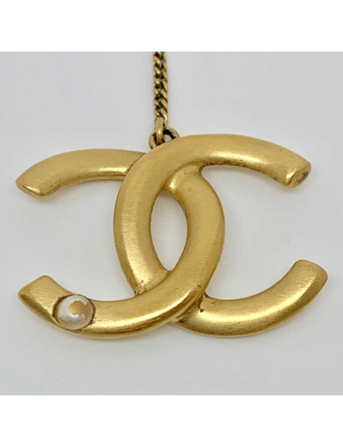 Boucles d'oreille CHANEL CC pendant couleur or mat