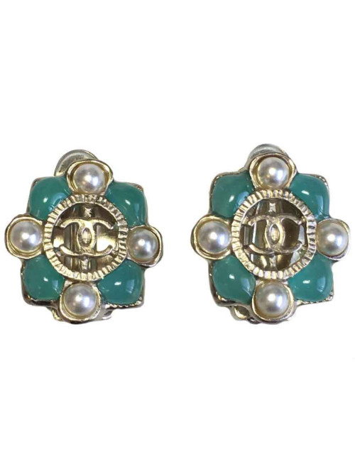 Boucles d'oreille clips CHANEL en résine couleur jade et métal doré