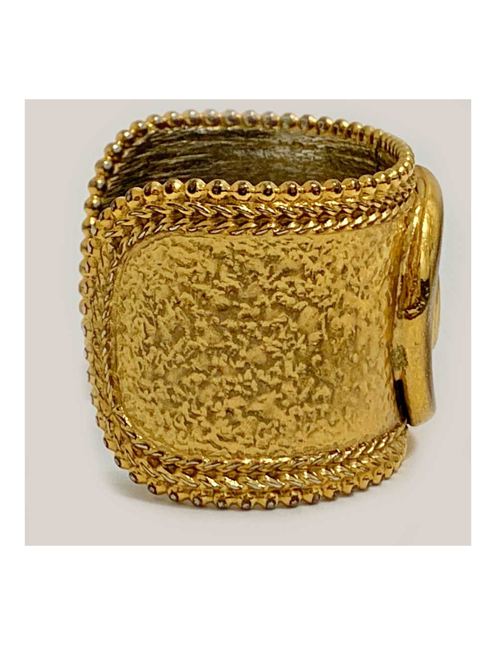 Manchette dorée attribuée à 