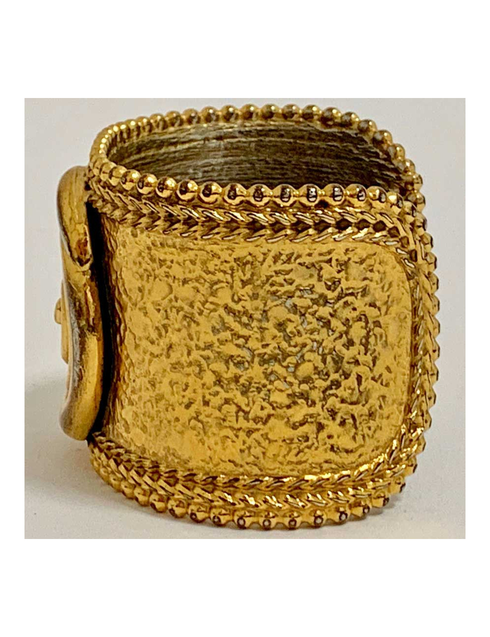 Manchette dorée attribuée à 