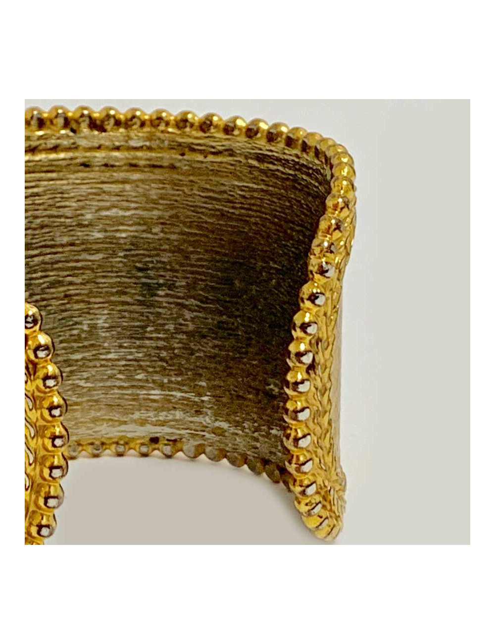 Manchette dorée attribuée à 