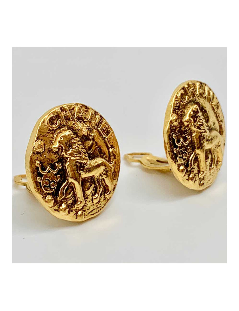 Boucles d'oreille  CHANEL  Zodiaque "Lion" Vintage