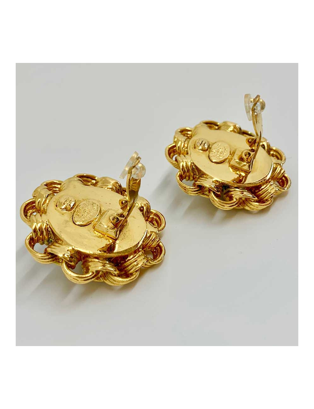 Boucles d'oreille CHANEL Vintage en métal doré et perle nacrée