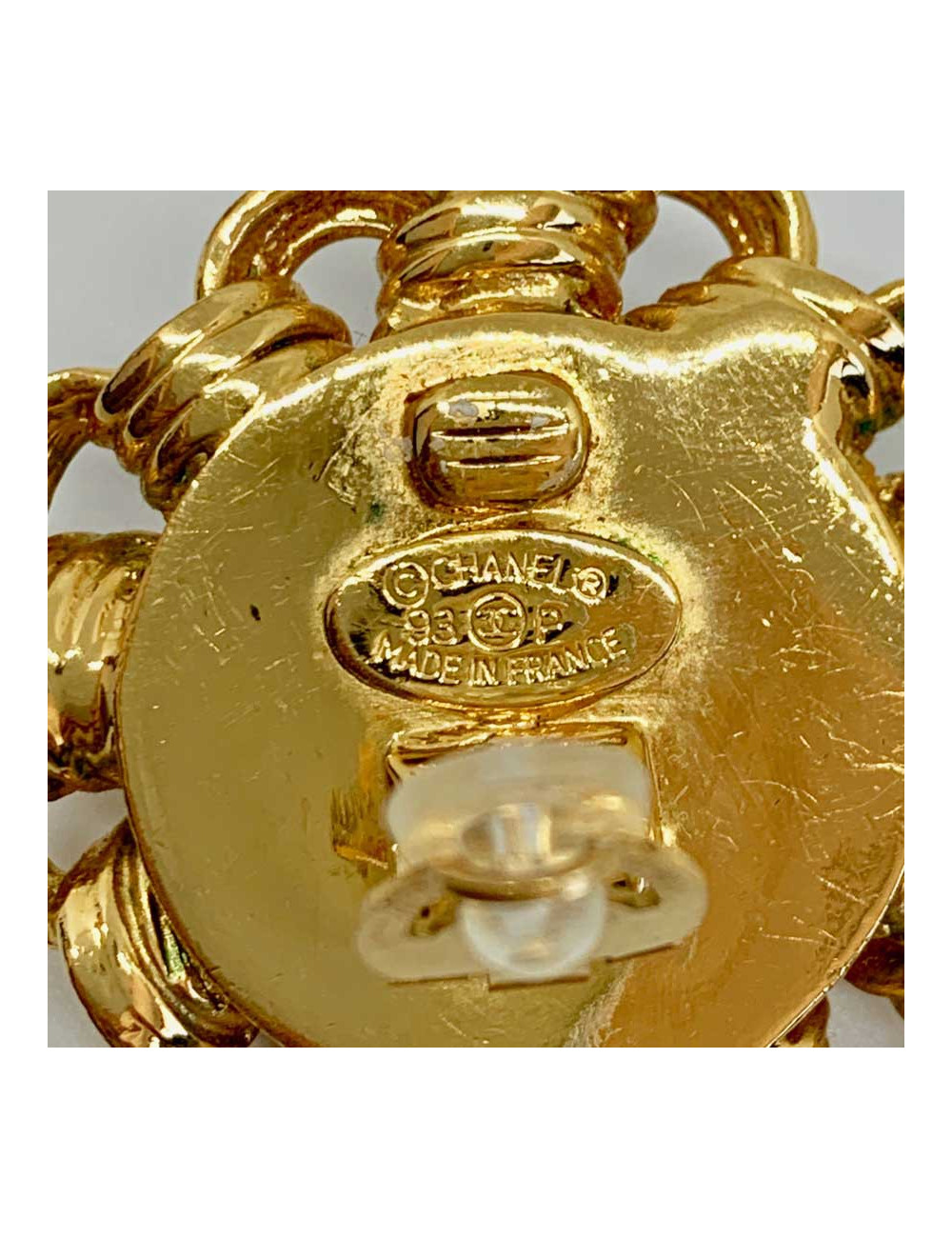 Boucles d'oreille CHANEL Vintage en métal doré et perle nacrée