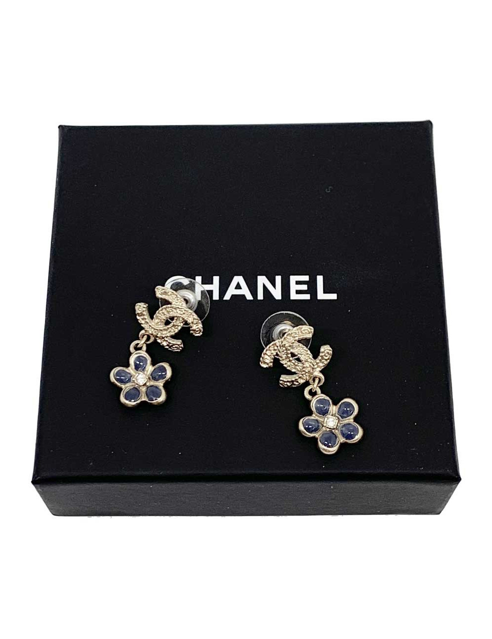 Boucles d'oreille clou fleur CHANEL en pâte de verre et métal doré