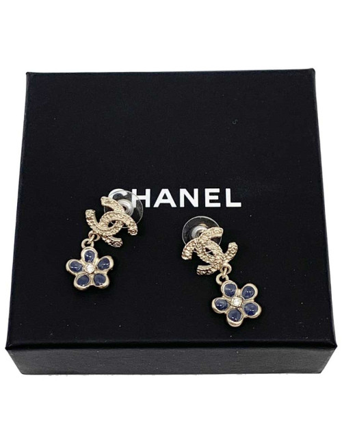 Boucles d'oreille clou fleur CHANEL en pâte de verre et métal doré