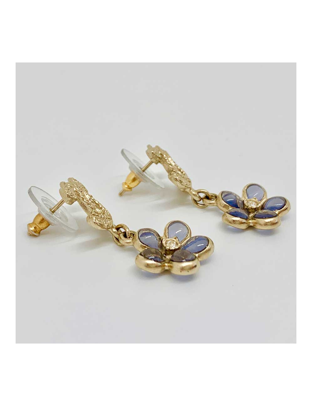 Boucles d'oreille clou fleur CHANEL en pâte de verre et métal doré