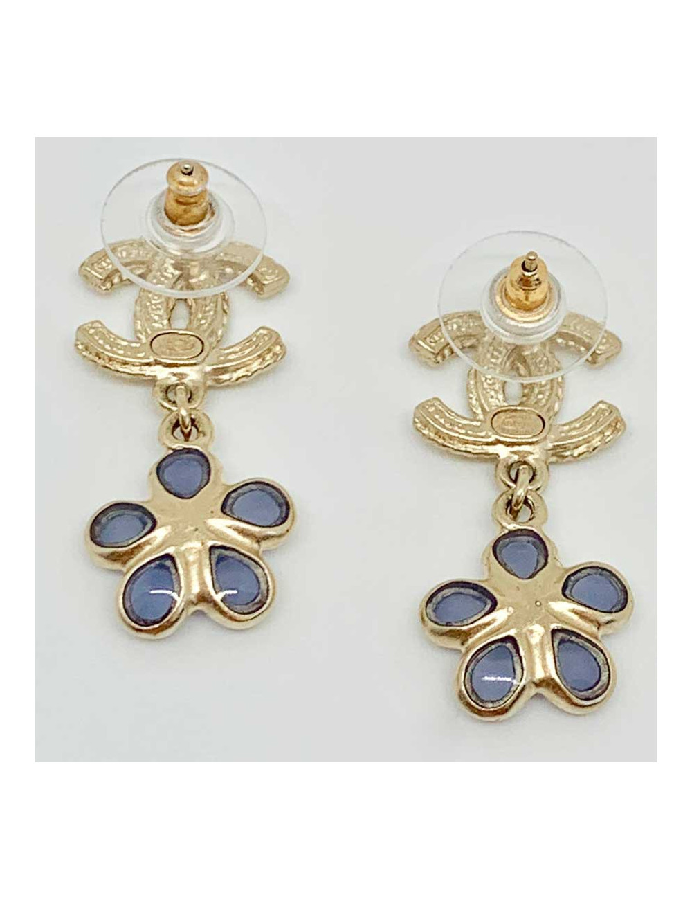 Boucles d'oreille clou fleur CHANEL en pâte de verre et métal doré