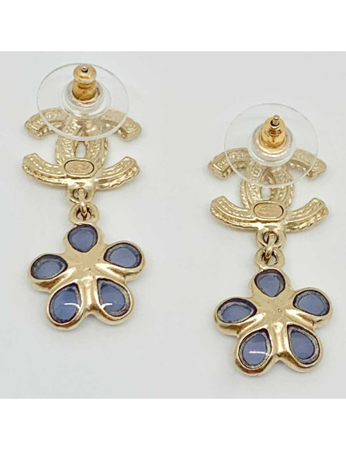 Boucles d'oreille clou fleur CHANEL en pâte de verre et métal doré