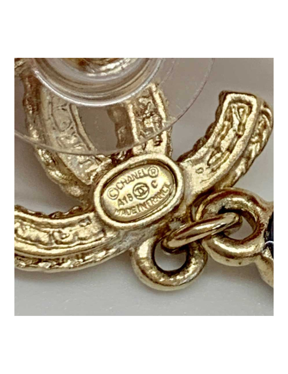 Boucles d'oreille clou fleur CHANEL en pâte de verre et métal doré