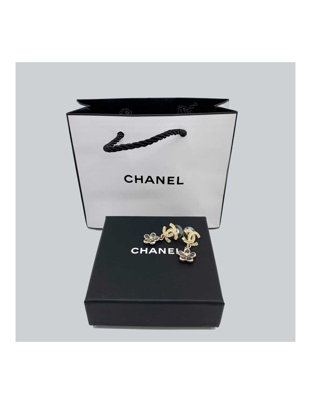 Boucles d'oreille clou fleur CHANEL en pâte de verre et métal doré