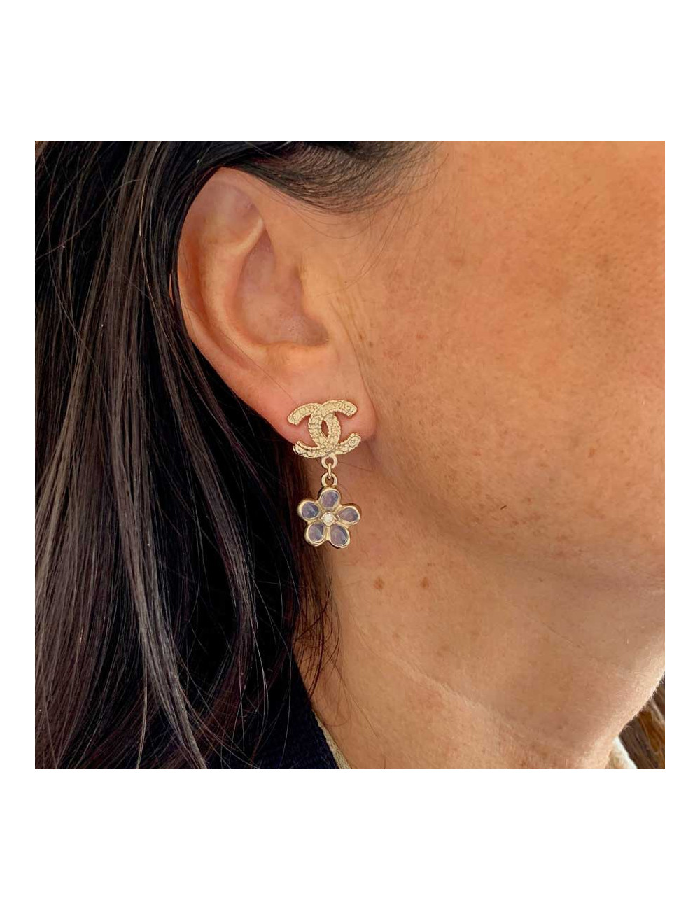 Boucles d'oreille clou fleur CHANEL en pâte de verre et métal doré