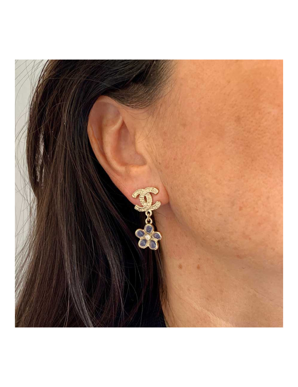 Boucles d'oreille clou fleur CHANEL en pâte de verre et métal doré