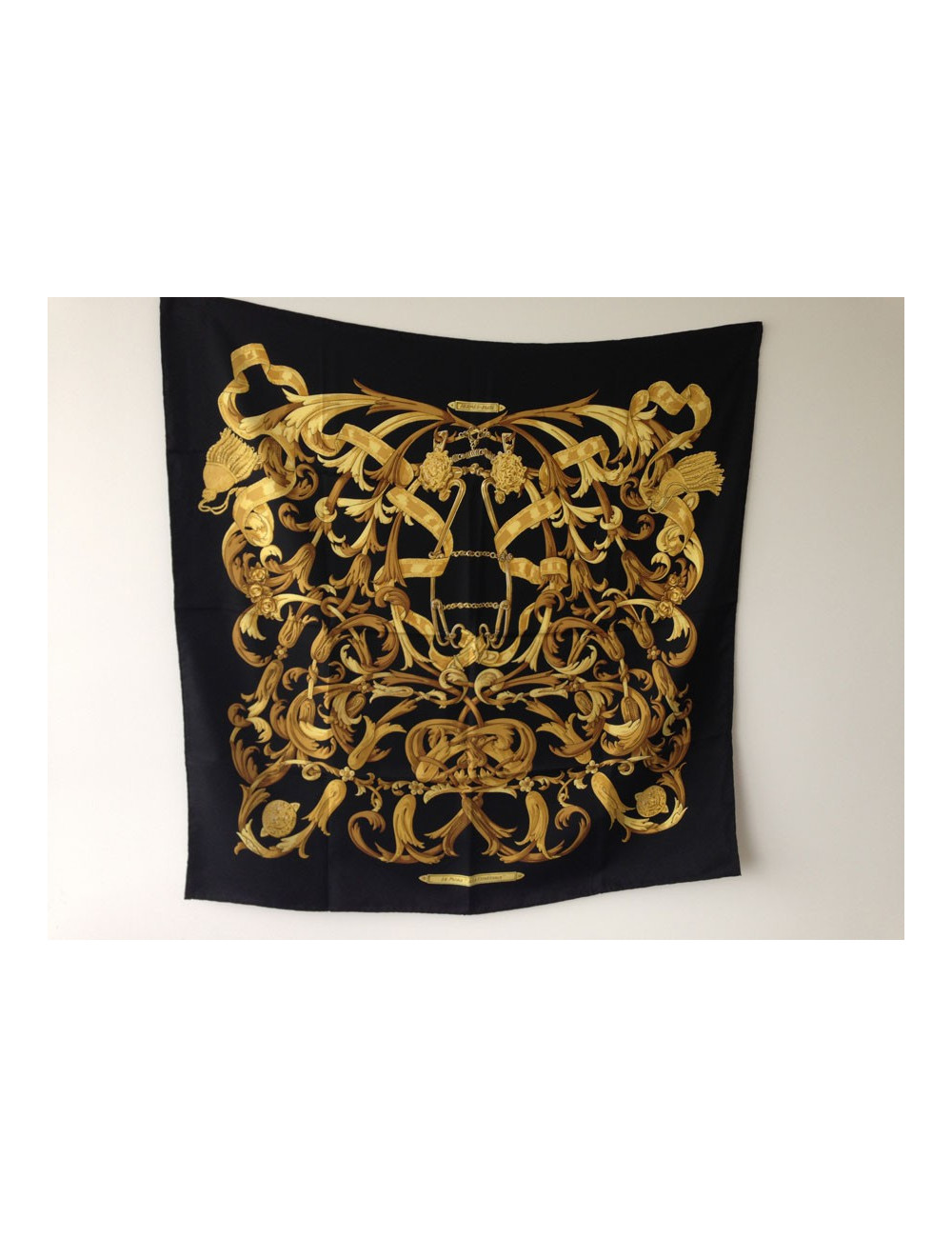 Carré HERMÈS en soie noire et or