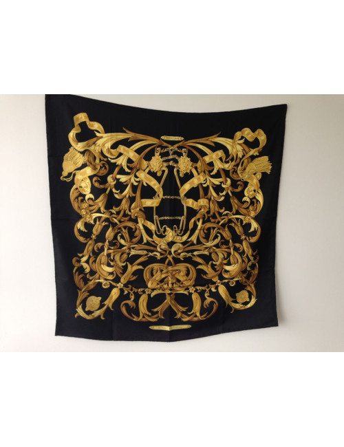 Carré HERMÈS en soie noire et or