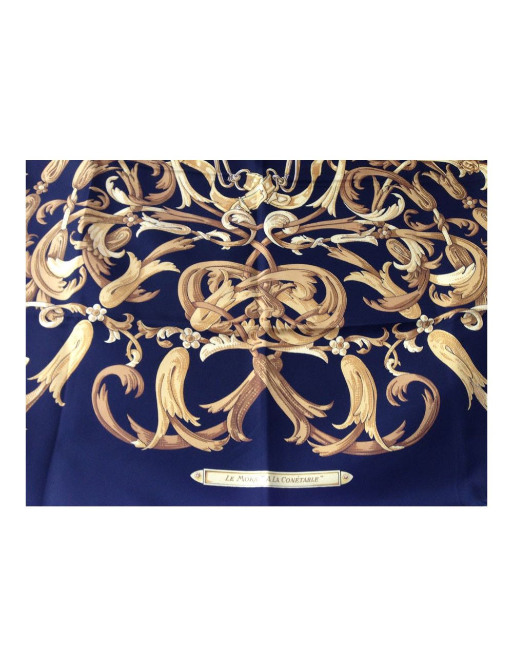 Carré HERMÈS en soie noire et or