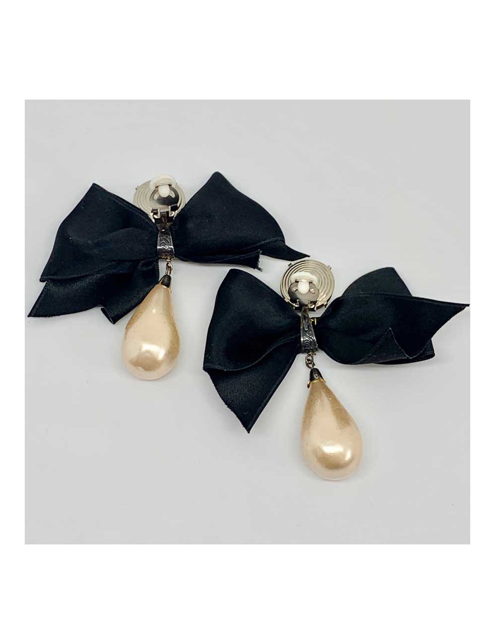 Boucle d'oreille clip perle pendante non signée