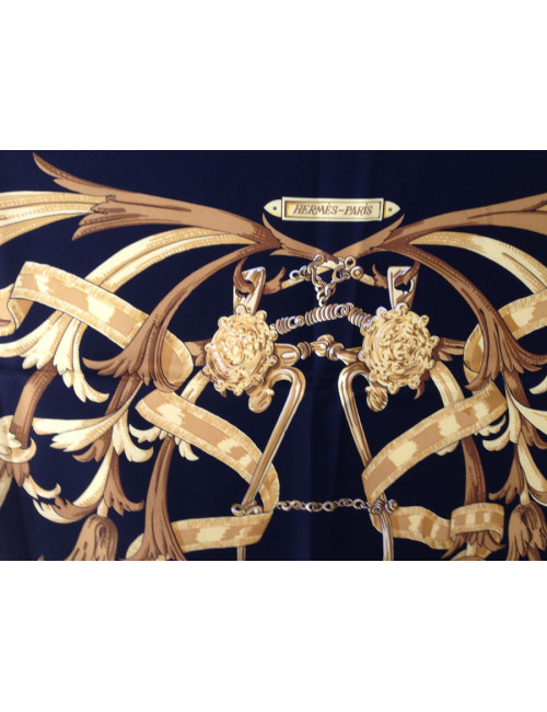 Carré HERMÈS en soie noire et or