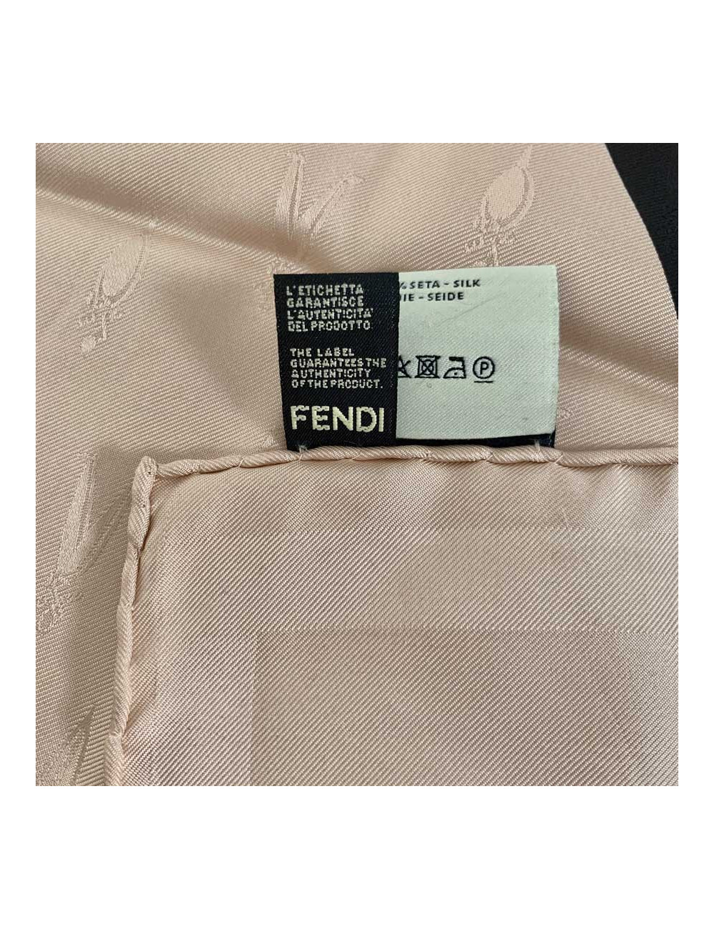 Grand carré FENDI rose en soie