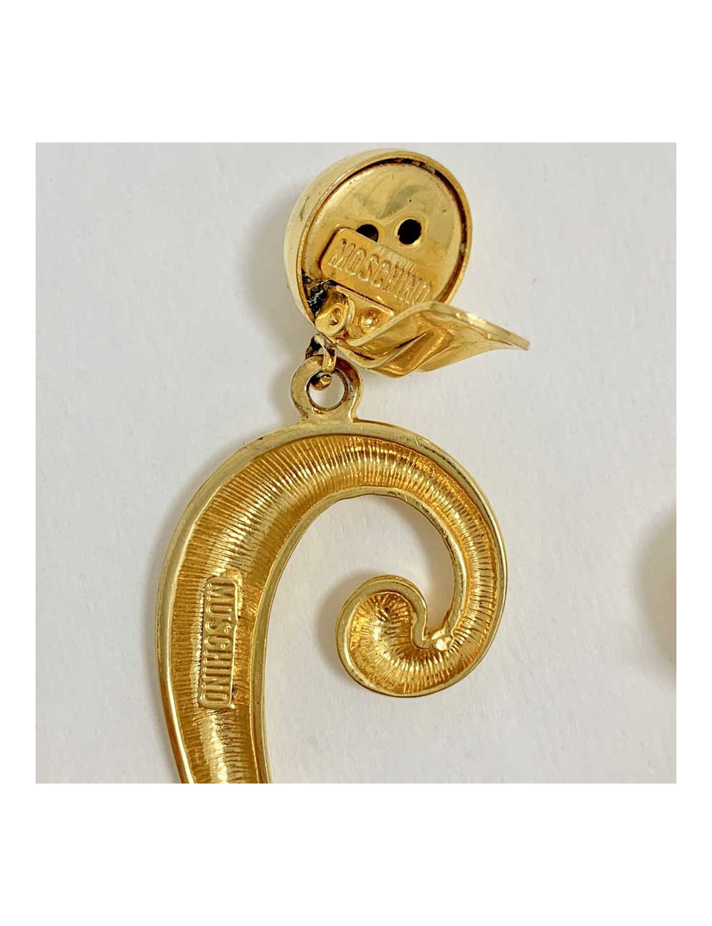 Boucles d'oreille MOSCHINO pendantes en métal doré