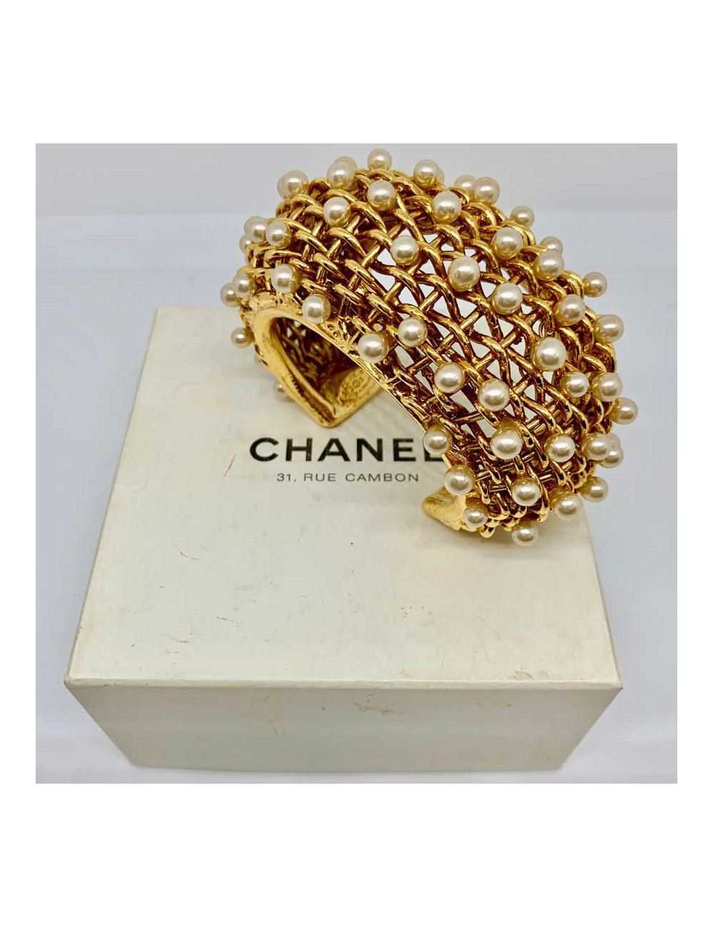 Manchette CHANEL grillage et perles nacrées